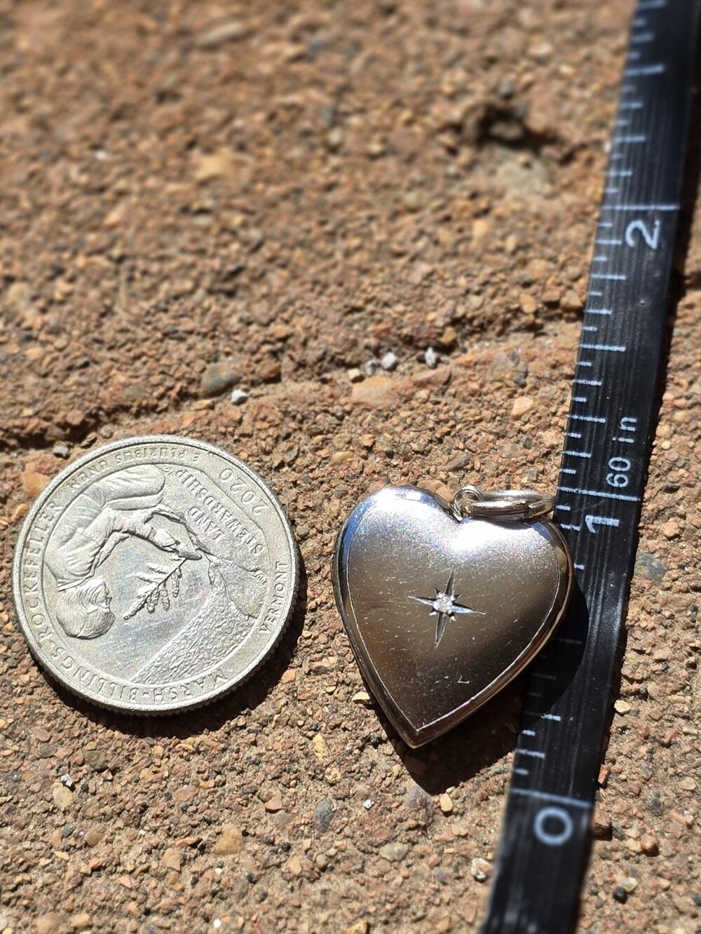Brushed 925 sterling silver diamond star/sun burst center heart locket - Picture 6 of 16